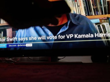 Paris, Fransa - 11 Eylül 2024: Televizyon kanalı 2024 seçimlerinde Taylor Swift 'in Kamala Harris' e destek verdiğini gösteren bir başlık yayınladı..