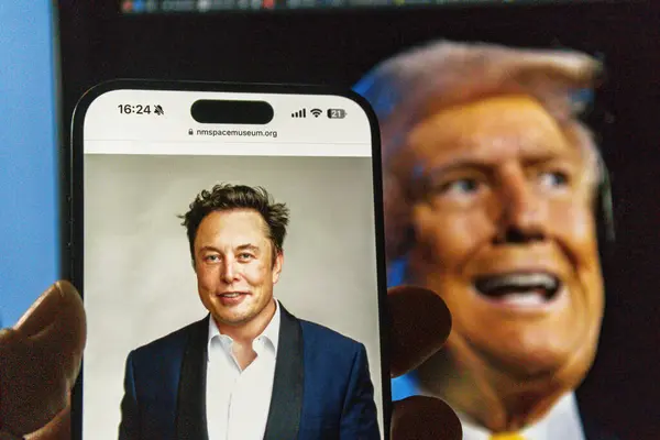 Paris, Fransa - 6 Kasım 2024: Bir akıllı telefon, NM Uzay Müzesi web sitesinden Elon Musk 'un bir portresini, çerçevesinde Donald Trump' ın arka plan görüntüsüyle sergiliyor.