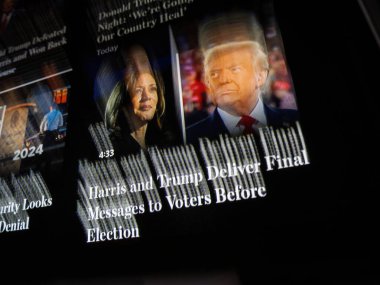 Paris, Fransa - 6 Kasım 2024: Bulanık TV ekranı Kamala Harris ve Donald Trump 'tan seçimden önce seçmenlere son kampanya mesajlarını gösteriyor