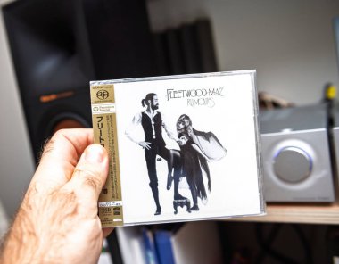 Paris, Fransa - 31 Ekim 2024: Fleetwood Macs Rumours Super Audio CD 'si ve Japonca metin bandı yüksek kaliteli ses ayarları.