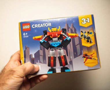 Paris, Fransa - 26 Ekim 2024: LEGO Yapıcı 'nın 3' te 1 set kutusuna yakın plan, renkli bir robot modeli, 6 yaş ve üstü çocuklar için uygun, düz bir arka plan