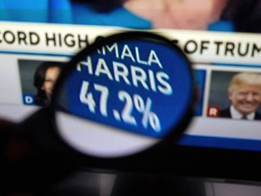 Paris, Fransa - 6 Kasım 2024: Kamala Harris 'i ön plana çıkaran büyüteç televizyon ekranında yüzde 47,2 oranında, arka planda Donald Trump ile seçim anketlerine odaklanıyor