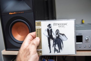 Paris, Fransa - 31 Ekim 2024: Fleetwood Mac Rumours SACD albümünü üst düzey bir hoparlör önünde tutarken, premium ses kalitesi ve klasik rock müzik takdirini vurguladı