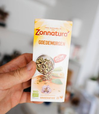 Haarlem, Hollanda - Sep 6, 2024: Bir el Zonnatura Goedemorgen bitkisel çay paketini tutar, Hollanda 'nın organik çay karışımı doğal bir sabah desteği için tasarlanmıştır.