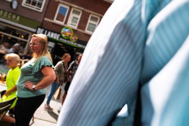 Alkmaar, Hollanda - 30 Ağustos 2024: Hollanda Alkmaar, Hollanda 'da sokak manzarası, yayalar ve mağazaların yer aldığı hareketli bir Hollanda kasabası manzarası