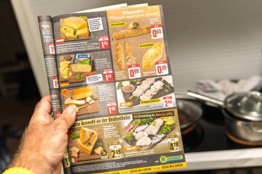 Frankfurt, Almanya - 20 Ağustos 2024: Ekmek, peynir ve hazır ızgara ürünleri üzerine, fiyatlar ve ürün resimleriyle birlikte bir Edeka market broşürü