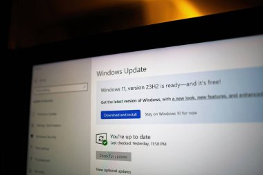 Paris, Fransa - Sep 10, 2024: Windows Update ekranı Windows 11 sürümü 23H2 'yi yüklemeye hazır olarak gösteriyor, Yükleme ve Yükleme seçeneği ile birlikte, erişilebilirliği vurguluyor.