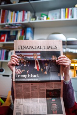 Paris, Fransa - 13 Kasım 2024: Financial Times gazetesini elinde Trump manşeti bulunan bir kadın, zaferi kazanan Donald Trump 'la birlikte Melania Trump' ın siyasi görüşlerini öne çıkarıyor.