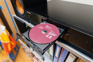 Paris, Fransa - 21 Aralık 2024: Bir Londra Senfoni Orkestrası Süper Ses CD 'si, yüksek kalitede hoparlörlerle çevrili, sesli dinleme odasındaki lüks bir ses çaların tepsisinde bulunuyor