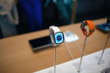 Paris, Fransa - 28 Ekim 2022: Apple mağazasında Apple Watch Ultra - gri bantlı dalgıç sürümü