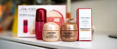 Paris, Fransa - 1 Aralık 2024: Kırışıklık kremleri, serum ve ambalaj içeren kaliteli bir Shiseido cilt seti, yumuşak ışıklandırmalı beyaz bir tezgahta zarif bir şekilde düzenlenmiştir..
