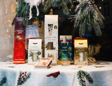 Baden-Baden, Almanya - 1 Aralık 2024: Esteban Paris 'in ev parfümleri, hediye setleri ve Noel temalı masa örtüsü üzerine döşenmiş dekoratif aksanların yer aldığı şenlikli tatil gösterisi
