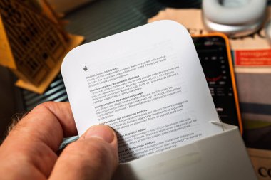 Paris, Fransa - 21 Ekim 2021: Elde tutulan tıbbi cihaz müdahalesi hakkında Apple broşürüne yakın plan