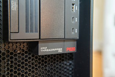 Paris, Fransa - 25 Kasım 2020: Lenovo Düşünce İstasyonu P620 'nin detaylı ön görüntüsü, AMD Threadripper Pro etiketi, USB portları ve iş istasyonunun parlak tasarımına odaklanıyor.