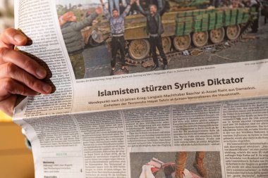 Paris, Fransa - 9 Aralık 2024: Suriye diktatörü Beşar Esad 'ın devrilmesiyle ilgili manşeti vurgulayan Alman gazetesine yakın çekim