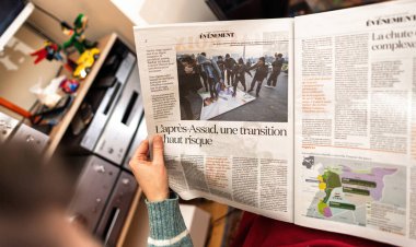 Paris, Fransa - 9 Aralık 2024: Lapres-Esad, une geçiş haut risque başlıklı bir makalenin yer aldığı La Croix gazetesini okuyan kişi, Esad sonrası Suriye 'deki yüksek riskli geçiş sürecini tartışıyor