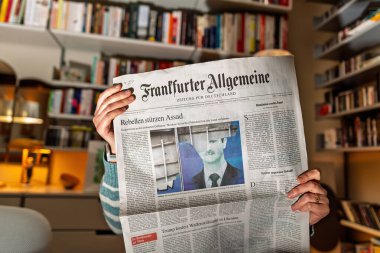 Paris, Fransa - 9 Aralık 2024: Asilerin Esad 'ları devirmesiyle ilgili bir başlık taşıyan kişi, Suriye' nin belirsiz geleceğini vurguluyor.