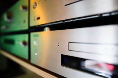 3D LED işlevselliği, yüksek kaliteli film gösterimi ve ev sinema deneyimi için tasarlanmış şık bir Blu-ray oynatıcının yakın çekimi