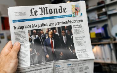 Paris, Fransa - 20 Mayıs 2024: Le Monde gazetesinin ön sayfasında Donald Trump 'ın adaletin karşısına çıktığı vurgulandı.