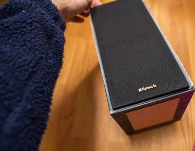 Paris, Fransa - 18 Nisan 2023: Klipsch Referans kitaplığı hoparlörünün açılışı ikonik bakır woofer ile koyu siyah ızgara, ahşap bir masa üzerinde sergilenmektedir