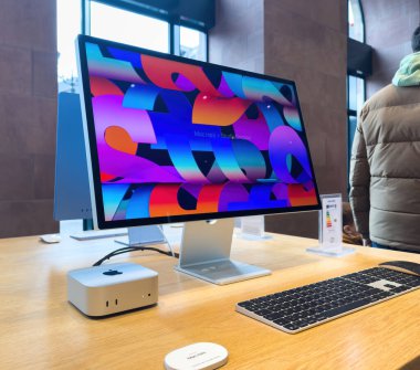 Paris, Fransa - 10 Aralık 2024: Mac Mini, Apple Store 'daki bir ahşap masada zarif bir şekilde sergilenen Stüdyo Ekran, Sihirli Klavye ve Sihirli Fare ile eşleştirildi..