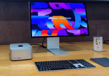 Paris, Fransa - 10 Aralık 2024: Mac Stüdyosu, Apple Store 'da bir ahşap masada sergilenen parlak bir tasarım, Magic Keyboard ve Magic Trackpad ile Stüdyo Ekranı eşleştirdi..