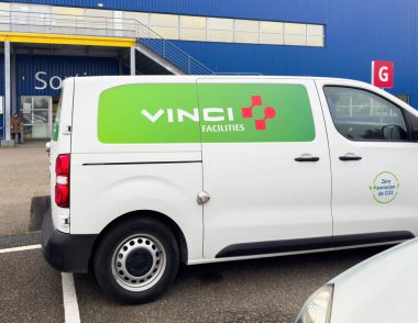 Paris, Fransa - 26 Ekim 2024: Vinci Tesisleri sıfır emisyonlu elektrikli minibüs bir binanın önünde park halinde..