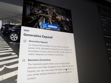 Paris, Fransa - 22 Ekim 2024: Adobes 'un yeni Üretici Genişleme özelliğini vurgulayan ekran görüntüsü, gelişmiş düzenleme için yapay zeka destekli fotoğraf genişlemesi ve geometri düzeltmeleri olanağı sağlıyor - kamera RAW