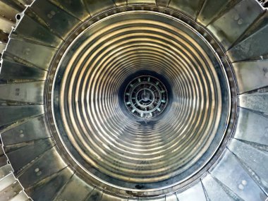 Askeri jet türbininin benzersiz bir görüntüsü. Konsantrik metalik yapılar, simetrik tasarımlar ve karmaşık mühendislik.