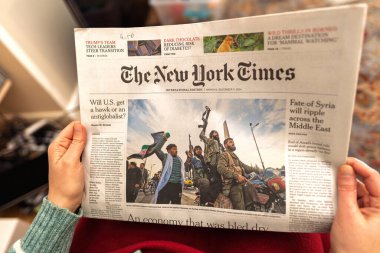 Paris, Fransa - 9 Aralık 2024: New York Times ön sayfasında Suriye 'deki çatışmaların Orta Doğu' daki güç değişimlerini ve jeopolitik kazıkları analiz eden dalgalanma etkileri vurgulanıyor.