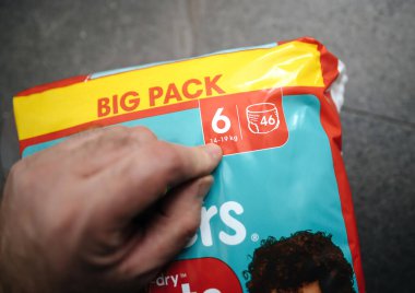Paris, Fransa - 18 Mart 2023: Büyük Paket etiketli, 44-19 kg bebek bezi, 46 bebek bezi, pratik ve toptan satın alma olanaklarını vurgulayan bir paket..