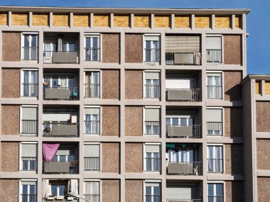 Cite Rotterdam, Strasbourg 'da, balkonlar, pencereler ve kentsel mimari tasarımı açık gün ışığı altında gösteren bir konut binasının ön cephe görüntüsü.