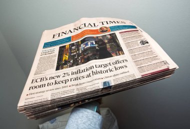 Paris, Fransa - 20 Ekim 2021: Ekonomik manşetler ve ECB 'nin enflasyon hedefi hakkında bir kapak hikayesi içeren Financial Times gazetesi tutan bir işadamının yakın çekimi.