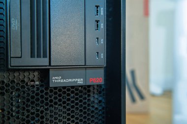 Paris, Fransa - 25 Kasım 2020: Lenovo Düşünce İstasyonu P620 ön panelinin AMD Threadripper Pro markasını, USB portlarını ve havalandırma tasarımını ön plana çıkaran yakın görüntüsü