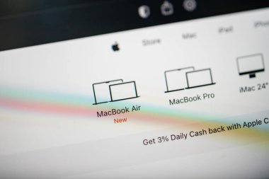 Paris, Fransa - 6 Haziran 2023: New Mac Book 15 profesyonel dizüstü bilgisayar Apple Computers web sitesinde Silikon işlemci - yeni simgeleri vurgulamak için kullanılan eğim kaydırmalı lens