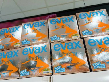 Mallorca, İspanya - 28 Haziran 2023: Evax Liberty Fresh kadın hijyen ürünlerinin düşük açılı görünümü