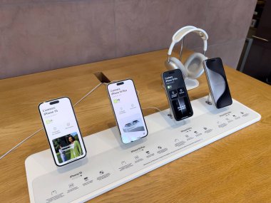 Paris, Fransa - Sep 22, 2023: iPhone 15 profosyonel tüm telefonlar arka arkaya ikonik elma bilgisayarlı uçak kapsülleri maksimum - elma mağazası içi boş