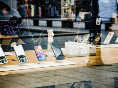 Paris, Fransa - 22 Eylül 2023: En son iPhone 15 Pro 'yu tanıtan Bustling Apple mağazası, teknoloji meraklılarını yeni aleti ilk elden deneyimlemeye davet ediyor..
