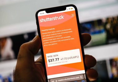 Paris, Fransa - 7 Ocak 2025: Mevcut hisse senedi fiyatı 37.77 ile Shutterstock 'un platformunu gösteren akıllı bir telefon, elde tutulan yüzdedeki önemli artışı vurguluyor.