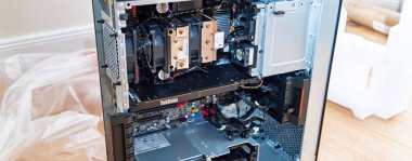 Paris, Fransa - 25 Kasım 2020: Lenovo Düşünce İstasyonu P620 'nin iç mekanına yakın çekim, soğutma sistemleri, kablolar ve Threadripper Pro CPU da dahil olmak üzere gelişmiş bileşenler.