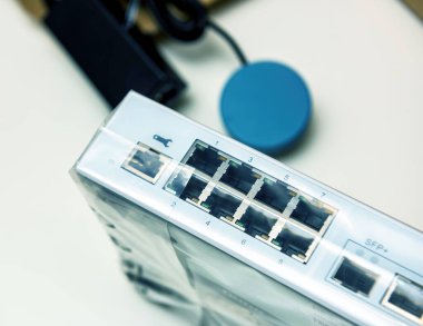 Paris, Fransa - 22 Kasım 2021: Boksu açarken bir ağ anahtarının kapatılması, Ethernet portları, SFP + slotları ve koruyucu plastiğin arka planda görünür hale getirilmesi.