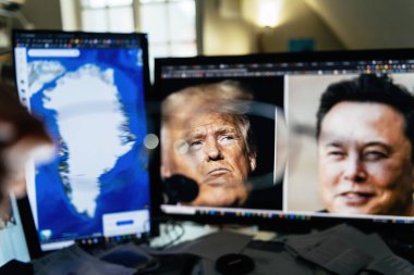 Paris, Fransa - 1 Ocak 2025: Birinde Donald Trump ve Elon Musk 'un portreleri, diğerinde ise Grönland haritası olan iki monitöre odaklanan bir çift gözlük