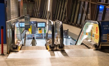 Strasbourg, Fransa - 11 Ocak 2025: Strasbourg Gare 'de bir yürüyen merdiven görüntüsü, tramvay kazası nedeniyle geçici bariyerler ve uyarı bantlarıyla erişimi engelledi.