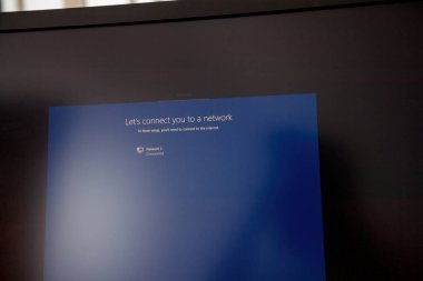 Paris, Fransa - 16 Mayıs 2021: Ağ bağlantı kurulum arayüzünü gösteren bilgisayar ekranı, kurulumu bitirmek için İnternet 'e bağlanıyor, temiz mavi bir tasarım ile.