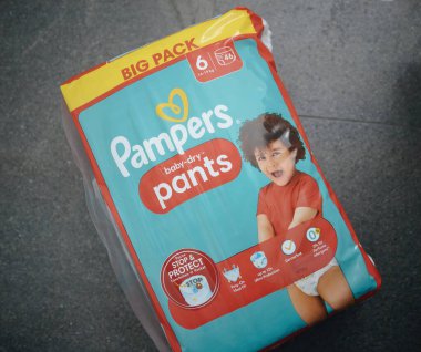 Strasbourg, Fransa - 3 Mart 2023: Gülen bir çocuğun yer aldığı, 12 saate kadar ultra koruma ve rahat bir uyum sözü verdiği, bez bebek pantolonlu bir paket..