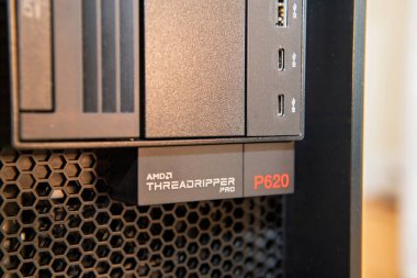 Paris, Fransa - 25 Kasım 2020: USB limanları ve ön tarafında bal peteği vantilatör ızgarası bulunan bir AMD Threadripper Pro P620 iş istasyonu panelinin yakın çekimi.