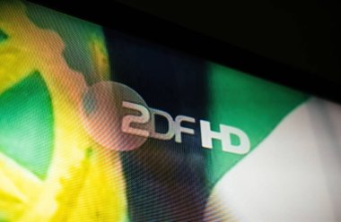 Haarlem, Hollanda - 29 Ağustos 2019: ZDF HD kanal logosunu bir UHD ekranında gösteren yüksek çözünürlüklü görüntü, Alman yayıncılığının dijital netliğini ve piksel detaylarını gösteriyor.