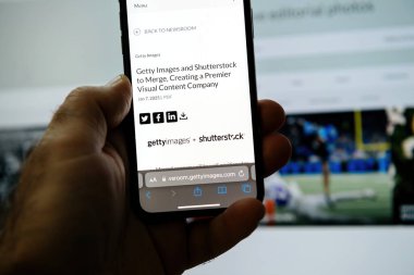 Paris, Fransa - 7 Ocak 2025: Shutterstock hisse senedi fiyatlarını 30.05 $'da gösteren bir bilgisayar ekranının yakın plan görüntüsü.