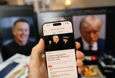 Paris, Fransa - 20 Ocak 2025: Açılış töreninde Donald Trump ve Melania Trump 'ın yer aldığı canlı Financial Times yayınını içeren bir akıllı telefon etkinlikle ilgili gelişmeleri içeriyor..