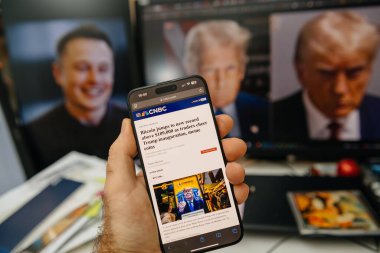 Paris, Fransa - 20 Ocak 2025: CNBC, Trump açılışı sırasında tüccar mitinginde Bitcoin 'in USD 109,000' e ulaştığı bir akıllı telefon programında gösterildi..